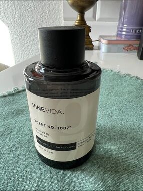 VineVida Scent No. 1007 Fragrance Oil — Black & Cream Bottle